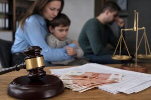 Долг по алиментам копится годами: как заставить платить через приставов, суд и запрет на выезд